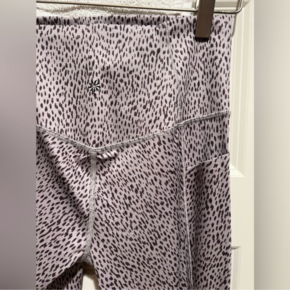 Athleta salutation stash pocket printed 7/8 tight leggings
